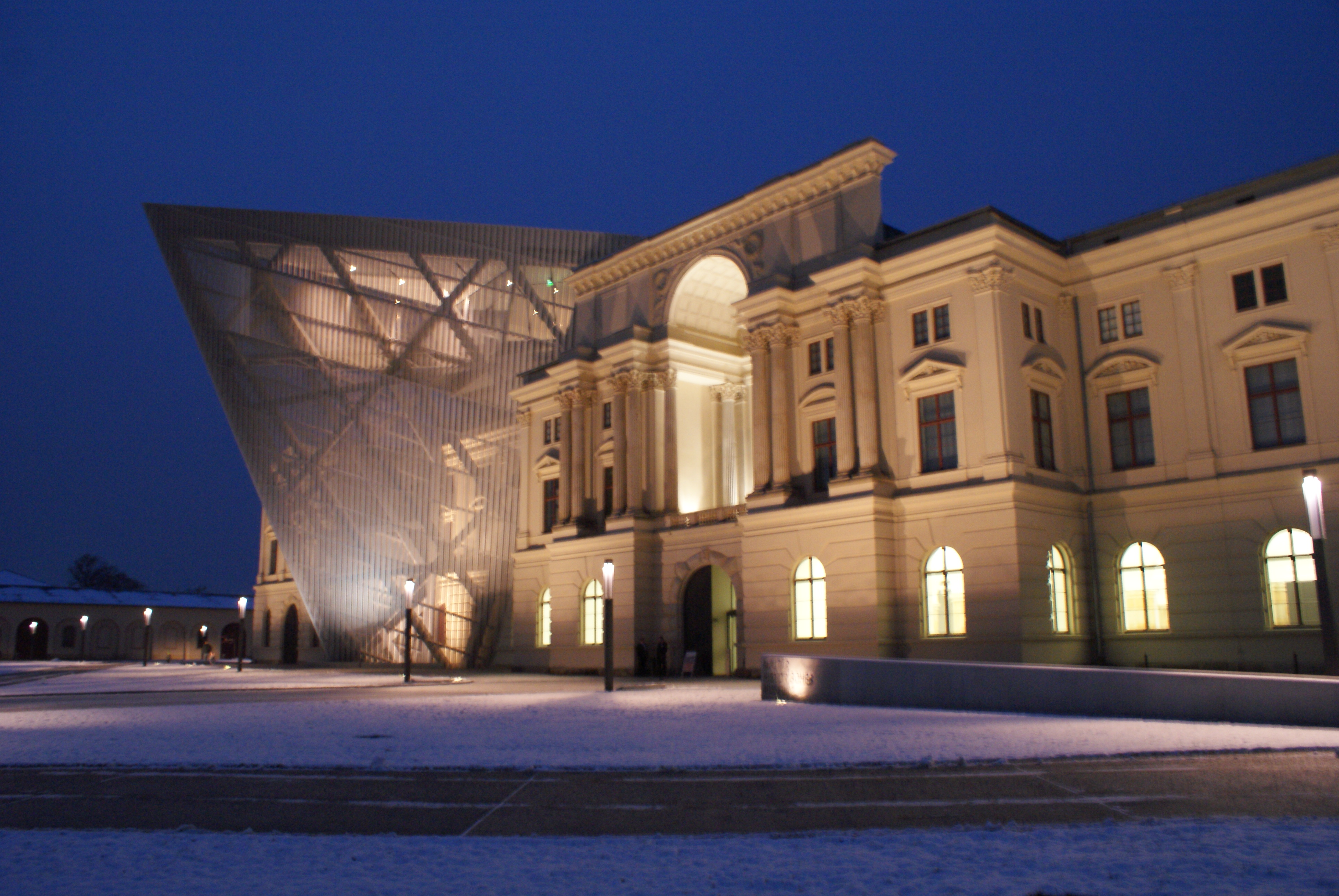 Vue de la façade du Militärhistorisches Museum de Dresde.